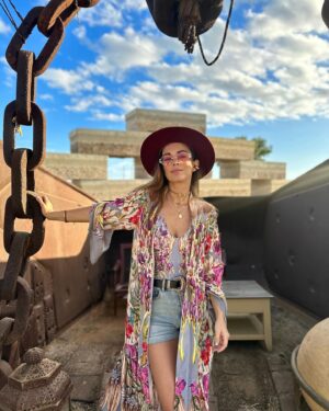 María Elisa Camargo Instagram - El perfecto cierre de un año que fue un reto para mí, para mi ego, mi auto-concepto. Qué tanta importancia le doy a encajar en un sistema que te obliga a trabajar y producir para obtener valor, y qué tanto recordar que somos seres espirituales y la importancia de jugar. WOW, qué expertos en jugar son mis amores de @maxacamp . Mind blown. The best experience to receive 2024 the WORLD had to offer, was this. Hands down. So much attention to detail, so much magic and generosity. Mexas know how to spoil ❤️ and they do it with a smile and a silly joke, every time. México tiene un chunk gigante de mi corazón. Siempre me pone las cosas en perspectiva. Y en este caso me queda claro que mi única misión en este mundo es dar AMOR, aceptar, tolerar, ESCUCHAR, darle un lugar a todos. Porque alguien tan privilegiado como yo, no tiene derecho a generar negatividad de ningún tipo. No tengo los traumas ni los demonios para respaldarlo. Así que sólo esperen amor y una sonrisa de esas amplias que ofrece mi cara, en el 2024. Gracias @craniareclaim por ofrecer básicamente un BURN en la playa. Best of every world! Y por supuesto al siempre PERFECTO y sensual @hotelelganzo por consentirnos y tratarnos divino. LOVE YOU. I’m hearing a lot about “our best version” this year, let’s walk like we talk. Ámonossss, que este año la ROMPEMOS! :: My perfect breezy tropical outfit by fave @carolinakuniverse - Mare One Piece   Nico Robe (nailing it every time- so thankful for you and what you do for the artisan community 🫶). Mi fotógrafa, partner de NYE y content creator: @magssosa 👯‍♀️ #candid