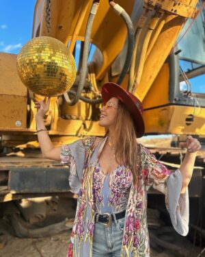 María Elisa Camargo Instagram - El perfecto cierre de un año que fue un reto para mí, para mi ego, mi auto-concepto. Qué tanta importancia le doy a encajar en un sistema que te obliga a trabajar y producir para obtener valor, y qué tanto recordar que somos seres espirituales y la importancia de jugar. WOW, qué expertos en jugar son mis amores de @maxacamp . Mind blown. The best experience to receive 2024 the WORLD had to offer, was this. Hands down. So much attention to detail, so much magic and generosity. Mexas know how to spoil ❤️ and they do it with a smile and a silly joke, every time. México tiene un chunk gigante de mi corazón. Siempre me pone las cosas en perspectiva. Y en este caso me queda claro que mi única misión en este mundo es dar AMOR, aceptar, tolerar, ESCUCHAR, darle un lugar a todos. Porque alguien tan privilegiado como yo, no tiene derecho a generar negatividad de ningún tipo. No tengo los traumas ni los demonios para respaldarlo. Así que sólo esperen amor y una sonrisa de esas amplias que ofrece mi cara, en el 2024. Gracias @craniareclaim por ofrecer básicamente un BURN en la playa. Best of every world! Y por supuesto al siempre PERFECTO y sensual @hotelelganzo por consentirnos y tratarnos divino. LOVE YOU. I’m hearing a lot about “our best version” this year, let’s walk like we talk. Ámonossss, que este año la ROMPEMOS! :: My perfect breezy tropical outfit by fave @carolinakuniverse - Mare One Piece   Nico Robe (nailing it every time- so thankful for you and what you do for the artisan community 🫶). Mi fotógrafa, partner de NYE y content creator: @magssosa 👯‍♀️ #candid