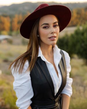María Elisa Camargo Instagram - When the beauty of your surroundings matches that of the people involved. What a nice community, so open and kind! Thank you @magssosa for having me as your partner in crime... Happy birthday, bellezas! @stevenneman @jordanneman 🎂 EPIC day. For the 📚. Special thanks al más chingón @shotbykvng for capturing the memories with such elegance and accuracy 💫Y mi vestido @adrianafernandezpretaporter #CountrysideCouture