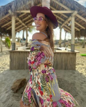 María Elisa Camargo Instagram - El perfecto cierre de un año que fue un reto para mí, para mi ego, mi auto-concepto. Qué tanta importancia le doy a encajar en un sistema que te obliga a trabajar y producir para obtener valor, y qué tanto recordar que somos seres espirituales y la importancia de jugar. WOW, qué expertos en jugar son mis amores de @maxacamp . Mind blown. The best experience to receive 2024 the WORLD had to offer, was this. Hands down. So much attention to detail, so much magic and generosity. Mexas know how to spoil ❤️ and they do it with a smile and a silly joke, every time. México tiene un chunk gigante de mi corazón. Siempre me pone las cosas en perspectiva. Y en este caso me queda claro que mi única misión en este mundo es dar AMOR, aceptar, tolerar, ESCUCHAR, darle un lugar a todos. Porque alguien tan privilegiado como yo, no tiene derecho a generar negatividad de ningún tipo. No tengo los traumas ni los demonios para respaldarlo. Así que sólo esperen amor y una sonrisa de esas amplias que ofrece mi cara, en el 2024. Gracias @craniareclaim por ofrecer básicamente un BURN en la playa. Best of every world! Y por supuesto al siempre PERFECTO y sensual @hotelelganzo por consentirnos y tratarnos divino. LOVE YOU. I’m hearing a lot about “our best version” this year, let’s walk like we talk. Ámonossss, que este año la ROMPEMOS! :: My perfect breezy tropical outfit by fave @carolinakuniverse - Mare One Piece   Nico Robe (nailing it every time- so thankful for you and what you do for the artisan community 🫶). Mi fotógrafa, partner de NYE y content creator: @magssosa 👯‍♀️ #candid