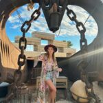 María Elisa Camargo Instagram - El perfecto cierre de un año que fue un reto para mí, para mi ego, mi auto-concepto. Qué tanta importancia le doy a encajar en un sistema que te obliga a trabajar y producir para obtener valor, y qué tanto recordar que somos seres espirituales y la importancia de jugar. WOW, qué expertos en jugar son mis amores de @maxacamp . Mind blown. The best experience to receive 2024 the WORLD had to offer, was this. Hands down. So much attention to detail, so much magic and generosity. Mexas know how to spoil ❤️ and they do it with a smile and a silly joke, every time. México tiene un chunk gigante de mi corazón. Siempre me pone las cosas en perspectiva. Y en este caso me queda claro que mi única misión en este mundo es dar AMOR, aceptar, tolerar, ESCUCHAR, darle un lugar a todos. Porque alguien tan privilegiado como yo, no tiene derecho a generar negatividad de ningún tipo. No tengo los traumas ni los demonios para respaldarlo. Así que sólo esperen amor y una sonrisa de esas amplias que ofrece mi cara, en el 2024. Gracias @craniareclaim por ofrecer básicamente un BURN en la playa. Best of every world! Y por supuesto al siempre PERFECTO y sensual @hotelelganzo por consentirnos y tratarnos divino. LOVE YOU. I’m hearing a lot about “our best version” this year, let’s walk like we talk. Ámonossss, que este año la ROMPEMOS! :: My perfect breezy tropical outfit by fave @carolinakuniverse - Mare One Piece Nico Robe (nailing it every time- so thankful for you and what you do for the artisan community 🫶). Mi fotógrafa, partner de NYE y content creator: @magssosa 👯‍♀️ #candid