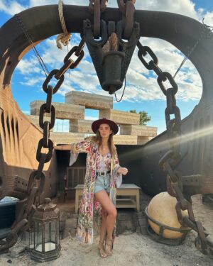 María Elisa Camargo Instagram - El perfecto cierre de un año que fue un reto para mí, para mi ego, mi auto-concepto. Qué tanta importancia le doy a encajar en un sistema que te obliga a trabajar y producir para obtener valor, y qué tanto recordar que somos seres espirituales y la importancia de jugar. WOW, qué expertos en jugar son mis amores de @maxacamp . Mind blown. The best experience to receive 2024 the WORLD had to offer, was this. Hands down. So much attention to detail, so much magic and generosity. Mexas know how to spoil ❤️ and they do it with a smile and a silly joke, every time. México tiene un chunk gigante de mi corazón. Siempre me pone las cosas en perspectiva. Y en este caso me queda claro que mi única misión en este mundo es dar AMOR, aceptar, tolerar, ESCUCHAR, darle un lugar a todos. Porque alguien tan privilegiado como yo, no tiene derecho a generar negatividad de ningún tipo. No tengo los traumas ni los demonios para respaldarlo. Así que sólo esperen amor y una sonrisa de esas amplias que ofrece mi cara, en el 2024. Gracias @craniareclaim por ofrecer básicamente un BURN en la playa. Best of every world! Y por supuesto al siempre PERFECTO y sensual @hotelelganzo por consentirnos y tratarnos divino. LOVE YOU. I’m hearing a lot about “our best version” this year, let’s walk like we talk. Ámonossss, que este año la ROMPEMOS! :: My perfect breezy tropical outfit by fave @carolinakuniverse - Mare One Piece   Nico Robe (nailing it every time- so thankful for you and what you do for the artisan community 🫶). Mi fotógrafa, partner de NYE y content creator: @magssosa 👯‍♀️ #candid