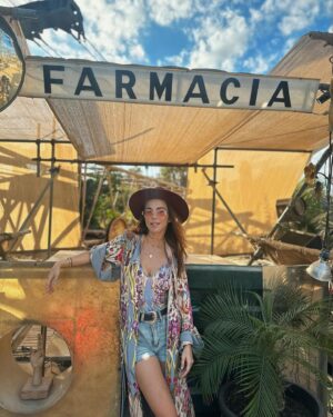 María Elisa Camargo Instagram - El perfecto cierre de un año que fue un reto para mí, para mi ego, mi auto-concepto. Qué tanta importancia le doy a encajar en un sistema que te obliga a trabajar y producir para obtener valor, y qué tanto recordar que somos seres espirituales y la importancia de jugar. WOW, qué expertos en jugar son mis amores de @maxacamp . Mind blown. The best experience to receive 2024 the WORLD had to offer, was this. Hands down. So much attention to detail, so much magic and generosity. Mexas know how to spoil ❤️ and they do it with a smile and a silly joke, every time. México tiene un chunk gigante de mi corazón. Siempre me pone las cosas en perspectiva. Y en este caso me queda claro que mi única misión en este mundo es dar AMOR, aceptar, tolerar, ESCUCHAR, darle un lugar a todos. Porque alguien tan privilegiado como yo, no tiene derecho a generar negatividad de ningún tipo. No tengo los traumas ni los demonios para respaldarlo. Así que sólo esperen amor y una sonrisa de esas amplias que ofrece mi cara, en el 2024. Gracias @craniareclaim por ofrecer básicamente un BURN en la playa. Best of every world! Y por supuesto al siempre PERFECTO y sensual @hotelelganzo por consentirnos y tratarnos divino. LOVE YOU. I’m hearing a lot about “our best version” this year, let’s walk like we talk. Ámonossss, que este año la ROMPEMOS! :: My perfect breezy tropical outfit by fave @carolinakuniverse - Mare One Piece   Nico Robe (nailing it every time- so thankful for you and what you do for the artisan community 🫶). Mi fotógrafa, partner de NYE y content creator: @magssosa 👯‍♀️ #candid