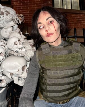 María Elisa Camargo Instagram - Zombie Sin Nombre takes NYC! 🧟EPIC days cosplaying Valeria- like a dream within a dream 💥 Did some weird content- lemme know if you’re interested 🎃 Feliz día de Muertos, chiquitos!!!! 🌸💀🌸 #callofduty #zombievaleria