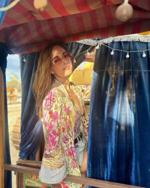 María Elisa Camargo Instagram - El perfecto cierre de un año que fue un reto para mí, para mi ego, mi auto-concepto. Qué tanta importancia le doy a encajar en un sistema que te obliga a trabajar y producir para obtener valor, y qué tanto recordar que somos seres espirituales y la importancia de jugar. WOW, qué expertos en jugar son mis amores de @maxacamp . Mind blown. The best experience to receive 2024 the WORLD had to offer, was this. Hands down. So much attention to detail, so much magic and generosity. Mexas know how to spoil ❤️ and they do it with a smile and a silly joke, every time. México tiene un chunk gigante de mi corazón. Siempre me pone las cosas en perspectiva. Y en este caso me queda claro que mi única misión en este mundo es dar AMOR, aceptar, tolerar, ESCUCHAR, darle un lugar a todos. Porque alguien tan privilegiado como yo, no tiene derecho a generar negatividad de ningún tipo. No tengo los traumas ni los demonios para respaldarlo. Así que sólo esperen amor y una sonrisa de esas amplias que ofrece mi cara, en el 2024. Gracias @craniareclaim por ofrecer básicamente un BURN en la playa. Best of every world! Y por supuesto al siempre PERFECTO y sensual @hotelelganzo por consentirnos y tratarnos divino. LOVE YOU. I’m hearing a lot about “our best version” this year, let’s walk like we talk. Ámonossss, que este año la ROMPEMOS! :: My perfect breezy tropical outfit by fave @carolinakuniverse - Mare One Piece   Nico Robe (nailing it every time- so thankful for you and what you do for the artisan community 🫶). Mi fotógrafa, partner de NYE y content creator: @magssosa 👯‍♀️ #candid