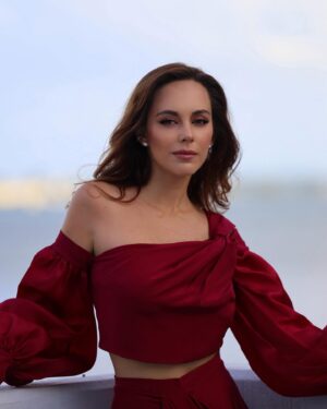 María Elisa Camargo Instagram - Agárrate 2024 que voy con TODO y más. ⚡️🍾 :: 💃🏻 by @daniellabatlle - 📸 @estuardguinea - 💄 @makeupbydariia