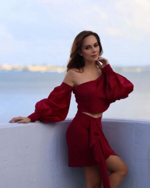 María Elisa Camargo Instagram - Agárrate 2024 que voy con TODO y más. ⚡️🍾 :: 💃🏻 by @daniellabatlle - 📸 @estuardguinea - 💄 @makeupbydariia