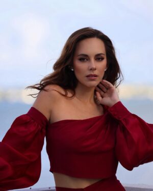 María Elisa Camargo Instagram - Agárrate 2024 que voy con TODO y más. ⚡️🍾 :: 💃🏻 by @daniellabatlle - 📸 @estuardguinea - 💄 @makeupbydariia