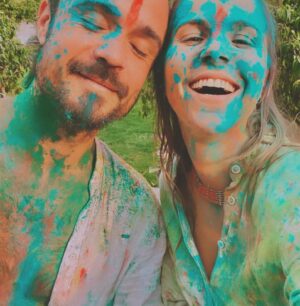 María Fernanda Yépes Instagram - Así nos despide India 🌈

Festival Holi• el festival de Colores. 

El Holi es una de las fiestas más alegres y populares de India, durante la cual no solo se celebra el cambio del invierno a la primavera, sino también, según el hinduismo, la victoria del bien sobre el mal.

El origen de la festividad es religioso y surge de la mitología hinduista. Cuando el dios Vishnu quemó en la hoguera a Holika, la encarnación del mal, y salvó a su fiel creyente Prahlad. 

#happyholi #holifestival #8marzo