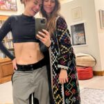 María Fernanda Yépes Instagram - Algunos dirán que llego muy rápido la Navidad a esta casa, pero se trata de celebrar y agradecer la vida! Que rico celebrar como un par de niñas hoy mi @mariafelina te adoro hermana de la vida y la sanación. 💜💚😻