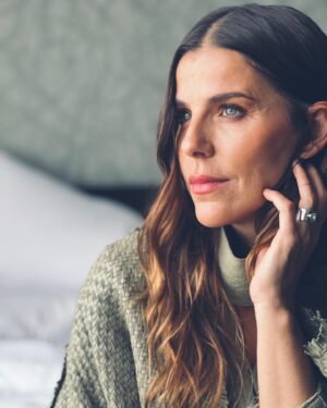 María Fernanda Yépes Instagram - Me gustan mis arrugas, esas líneas de expresión que con el pasar de los años se van dibujando en mi cara.
No pretendo borrarlas, no las quiero esconder, para mi son un hermoso reflejo de VIDA!!! 
Estoy en mis 40 y no escondo mi edad. Me encanta esta etapa en la que me reconozco madura, segura , sin complejos ni carencias.

Me gusta cuidarme y darle a mi cuerpo lo que necesita sin necesidad de dañarlo. 
Atrás pasaron esos años de querer encajar, de querer pertenecer a un estereotipo de belleza que me dictaba la moda del momento.

Hoy me siento segura en mi piel, me reconozco infinita, valiosa, serena. Hoy más que nunca celebro mis años, mis batallas ganadas, el camino recorrido…
Gracias querida Sandra por entender esas necesidades y respetar lo que no estoy dispuesta a hacer. 

gracias por cuidar de mi piel e integridad de la forma más amorosa y sagrada 💚

@presenzaclinica