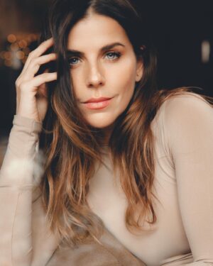 María Fernanda Yépes Instagram - Sentirse comodo en la piel….

Parece fácil decirlo, pero en realidad es un trabajo largo y arduo de consciencia de aceptación y celebración a uno mismo. 
De romper mil moldes y mandarlos al infierno. 

No les ha pasado que por lo general no nos sentimos complet@s? Siempre nos falta algo. Más pelo, más pestañas, más pechos, menos pechos, más cola, menos cola, más labios, ser mas flaca, más alta , más chica… siempre nos han orientado a ver lo que no tenemoa, lo que carecemos. Entonces nos bombardean todo el tiempo a tener que arreglarlo de alguna forma, o taparlo, poner, quitar, mejorar, arreglar… ufff que cansancio!!!! 

Y así nos pasamos la vida, en una constante queja de carencia, sin poder salir al mundo celebrando lo que somos sin que haya una duda.

Basta ya de comernos el cuento de la Estética y los ideales de belleza. 
Cambiemos el foco chic@s. Salgámonos ya de ciertas narrativas que solo hacen que cada vez nos sintamos más incomplet@s. Por que nada nos satisface. 
Siempre algo se podría cambiar o arreglar. 

Vamos a celébranos tal cual y cómo somos. Seres perfectos de la creación. 🤍🫶🏻✨no nos falta NADA, estamos COMPLETOS. 

Escribo esto por que últimamente me ha tenido muy inquieta este tema de la violencia estética 
Déjame un corazón si estás de acuerdo con esta reflexión. Te leo ✨

📸: @esquedachris 
Mi body hermoso de @luniashapewear Que me hace sentir súper cómoda en mi piel!