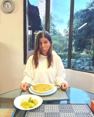 María Fernanda Yépes Instagram - Expectativa vs Realidad

Podría presumir y decirles que la pase así 👉🏻
Pero…. nope.. la pase así 🤧
Esta vuelta al sol parece que me agarro con mucha salu😷

Aún así… GRACIAS vida por tanto!!!

Happy birthday to me😷🎈

A celebrar en camita, con sopita y mucha paciencia ✨🙏🏻
Gracias familia felina por sus mensajes de amor y por estar siempre presente!!!

#23diciembre #micumpleaños #happybirthdaytome