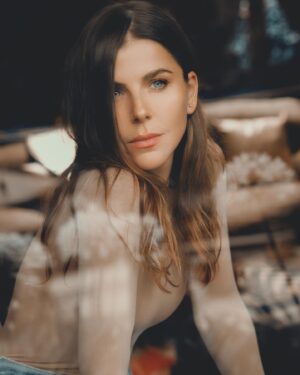 María Fernanda Yépes Instagram - Sentirse comodo en la piel….

Parece fácil decirlo, pero en realidad es un trabajo largo y arduo de consciencia de aceptación y celebración a uno mismo. 
De romper mil moldes y mandarlos al infierno. 

No les ha pasado que por lo general no nos sentimos complet@s? Siempre nos falta algo. Más pelo, más pestañas, más pechos, menos pechos, más cola, menos cola, más labios, ser mas flaca, más alta , más chica… siempre nos han orientado a ver lo que no tenemoa, lo que carecemos. Entonces nos bombardean todo el tiempo a tener que arreglarlo de alguna forma, o taparlo, poner, quitar, mejorar, arreglar… ufff que cansancio!!!! 

Y así nos pasamos la vida, en una constante queja de carencia, sin poder salir al mundo celebrando lo que somos sin que haya una duda.

Basta ya de comernos el cuento de la Estética y los ideales de belleza. 
Cambiemos el foco chic@s. Salgámonos ya de ciertas narrativas que solo hacen que cada vez nos sintamos más incomplet@s. Por que nada nos satisface. 
Siempre algo se podría cambiar o arreglar. 

Vamos a celébranos tal cual y cómo somos. Seres perfectos de la creación. 🤍🫶🏻✨no nos falta NADA, estamos COMPLETOS. 

Escribo esto por que últimamente me ha tenido muy inquieta este tema de la violencia estética 
Déjame un corazón si estás de acuerdo con esta reflexión. Te leo ✨

📸: @esquedachris 
Mi body hermoso de @luniashapewear Que me hace sentir súper cómoda en mi piel!