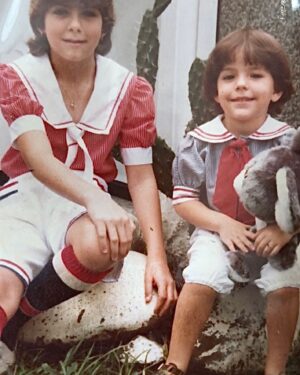 María Fernanda Yépes Instagram - “Una hermana es que la que te da su paraguas en la tormenta y después te acompaña a ver el arcoíris”…
 
Eso eres TU @victoriayepes 
Que lindo caminar esta vida contigo, eres el regalo más hermoso del cielo. 
Mi mejor amiga,  mi hermana mayor, mi cómplice, maestra, compañera, guía, faro, luz!!!

Celebro tu existencia en esta y en todas las vidas❤️
Te amo infinito. Feliz cumpleaños hermana. 

Levanten la mano los que tienen la dicha de tener una hermana amiga y cómplice en sus vidas ☝🏻😍