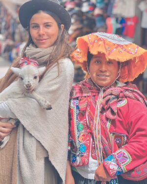 María Fernanda Yépes Instagram - Se sigue reafirmando en mi vida la belleza de continente en el que vivimos los sudamericanos. 

Un territorio con culturas ancestrales vivas, llenas de conocimiento y tradición.

Cuidemos la diversidad en todas sus formas. Son riquezas intangibles que no podemos perder.

Que lindo ser latinoamericano, que privilegiados somos los que nacimos en esta cordillera de Los Andes❤️GRACIAS PERU por regalarnos tanta magia, paz y medicina✨ 🇵🇪 

Levanta la mano si eres latinoamericano🙋🏻‍♀️ y cómo yo estás orgulloso de haber nacido en este territorio!!!

#perú #vallesagradodelosincas
