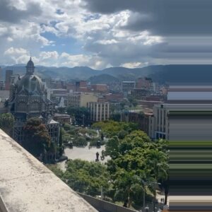 María Fernanda Yépes Instagram - LÍNEA DE TIEMPO 🎬
Una película que rodamos en Medellín en el 2021 y que hace dos semanas salió en carteleras de cine en todo el país.
Gracias a ustedes público maravilloso que llenaron las salas y que gracias a su presencia estamos por segunda semana en cartelera.

Gracias a mi talentoso director @yesid_leone_m por este gran viaje. 
Gracias @resplandorfilms por hacerlo posible. 
Gracias a todo el elenco y crew maravilloso por un impecable trabajo.

Los quiero❤️🙏🏻🎬
Larga vida al cine. 

Ya esta semanita nos despedimos de cartelera. Así que corran a verla!!!
