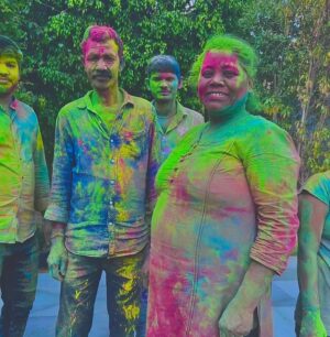 María Fernanda Yépes Instagram - Así nos despide India 🌈

Festival Holi• el festival de Colores. 

El Holi es una de las fiestas más alegres y populares de India, durante la cual no solo se celebra el cambio del invierno a la primavera, sino también, según el hinduismo, la victoria del bien sobre el mal.

El origen de la festividad es religioso y surge de la mitología hinduista. Cuando el dios Vishnu quemó en la hoguera a Holika, la encarnación del mal, y salvó a su fiel creyente Prahlad. 

#happyholi #holifestival #8marzo