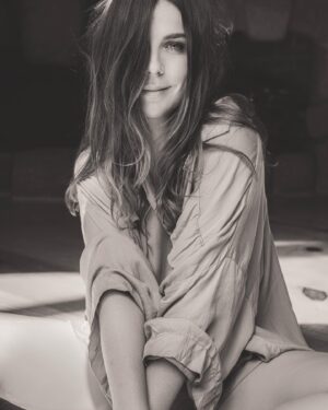 María Fernanda Yépes Instagram - Como diría mi amigo @esquedachris a mi me gusta la de B&N por que retrata el carácter del alma🖤

Nose… a mi gustan las dos…
Blanco y Negro vs color? Cuál gana?

Gracias mi Cris que placer posar pa’ tu lente 📸