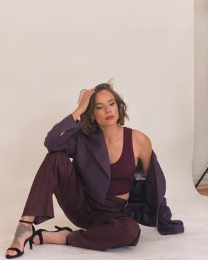 María Gracia Omegna Instagram - Creyéndome modelo con la hermosa ropa de @charlieandh @kambal__