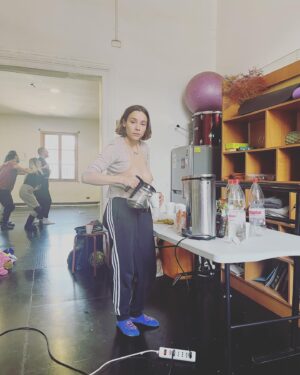 María Gracia Omegna Instagram - Secuencia de un busto generoso para recordar que ya estamos a una semana de estrenar #tellmewhy en @teatro_nescafe con @dayanaamigo @gaburzua @kokesantaana @joseantonioraffo @marielka @carmendisagutierrez @carlosdonosom  por @ticketek_chile