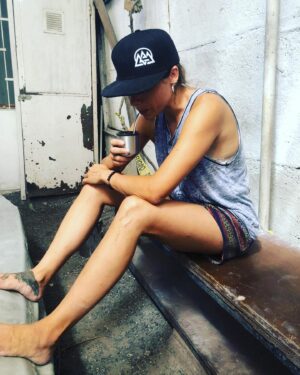 María Gracia Omegna Instagram - Con el Victor, su mate, y su gorro @andeswall