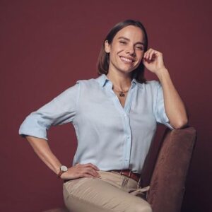 María Gracia Omegna Instagram - Valentina es quien me toca asumir dentro de este ramillete de talentos. Estreno mañana a las 21:40 #generacion98 @teleseries_mega @mega.tv