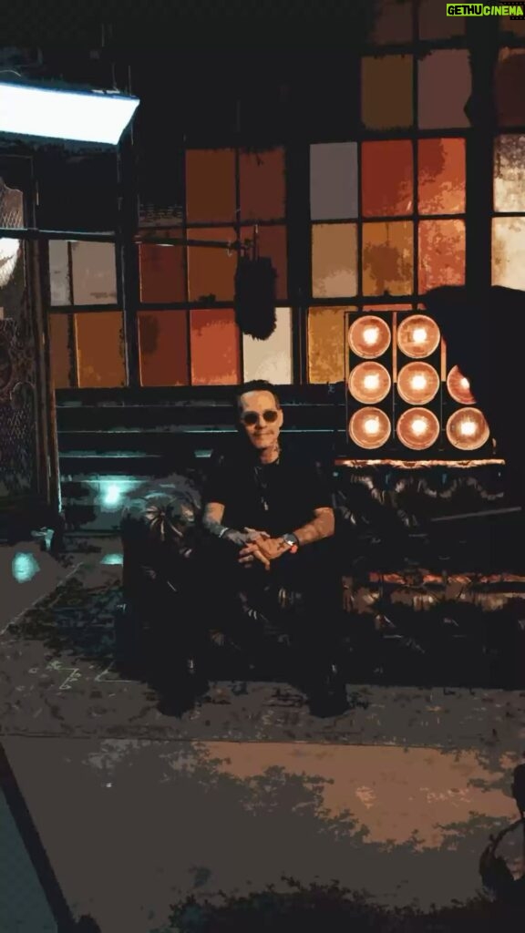Marc Anthony Instagram - ¡MUEVENSE! @marcanthony’s channel is your new place to dance and vibe 🌟 Listen at the link in bio!