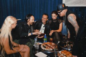 Marc Anthony Instagram - Mi gente! Mucho por compartirles y seguimos celebrando #MUEVENSE