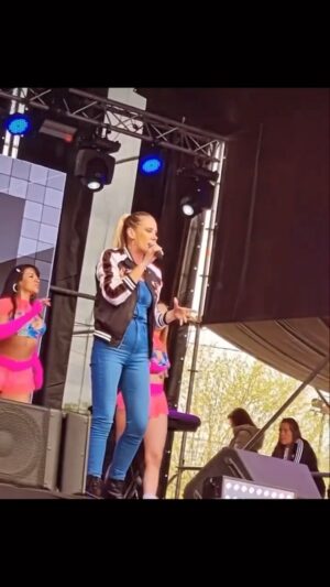 Marcela Baños Instagram - 𝐏𝐚𝐬𝐢𝐨𝐧 𝐱 𝐈𝐭𝐮𝐳𝐚 🎤‼️
A toda le gente que se acercó al Club Santa Rita, Ituzaingó… para festejar junto a @pasiondesabado 🔛 GRACIAS 👏🏻❤️
Gracias x la onda ‼️

👏🏻👏🏻👏🏻 @elioelvaquerook 
@gaston_angrisani @gustavito_tulipanes @loreyroquemegusta @malakate_oficial @quiroz.rocio ❤️
Gracias a quienes nos asistieron. 
Estuve acompañada x Adrián, locutor de Ituzaingo 👏🏻
Y mis compas @kitty_encina @camilabuttner @lara.panther @nickyy_vega 💃💃💃
En la produ @lujaidar @walter_cuti_arganaraz 👏🏻👏🏻
En el make up @myrublajha 
Nos peino @diegomonettaestilista 
Y me grabo un montón de videos divinos para poder compartirles un poco de esta tarde. 
Vestuario @imagendaniela / Rosalía 
En las cámaras @yeiyei.ratto @carlosartaza_ 🎥
DJ invitado @pikchudj 

Nos encontraremos x ahí bailando cumbia 😉💃🔥

Mono @urban_denim.ar 
@luluharari 
Borcegos @pranazapatos
@rickiprensa
Campera @mykonoslove467 🔥