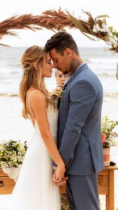 Marcela Fetter Instagram - Só eu sei o tanto de amor que eu guardei, sem saber que era só pra você. Por isso prometo estar ao seu lado sempre nas suas decisões, alegrias, angústias, êxitos e decepções. Prometo me encher de amor, pra sempre ter amor para te dar. 💍👰🏼‍♀️ 08.02.2024