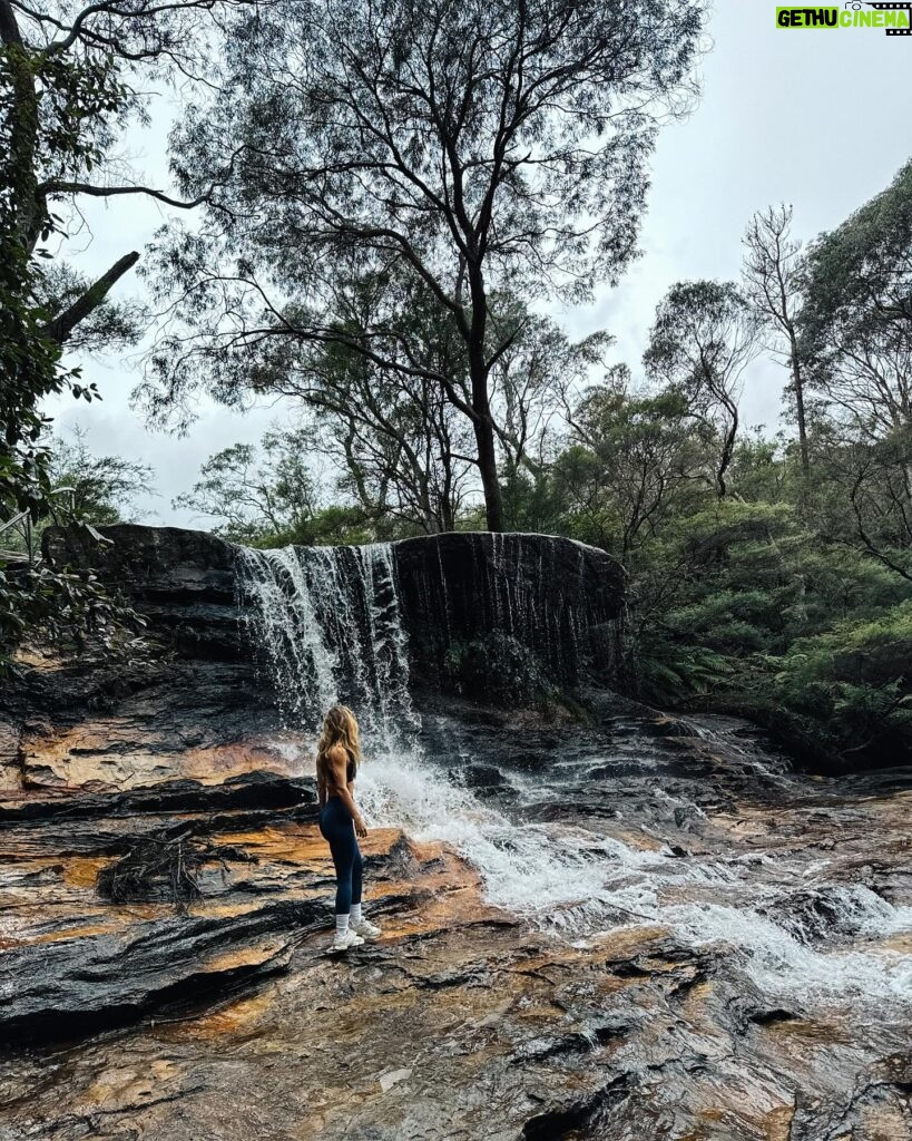 Marcela Fetter Instagram - Eu não tô um pouco apaixonada, eu tô MUITO apaixonada por Blue Mountains! A natureza é sempre surpreendente, a cada 10 minutos de trilha era um cenário completamente diferente e assim, cenário de FILME ENCANTADO! 🍂❤️