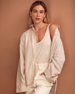 Marcela Fetter Instagram - @gqbrasil 💛⚡️
・・・
Na pele da jornalista Érica em "Pantanal", Marcela Fetter poderia ter interpretado Madeleine na primeira fase da novela. Isso porque o primeiro teste da atriz para o folhetim foi para a personagem de Bruna Linzmeyer. "Meu primeiro contato com a novela foi em um processo de testes para fazer a Madeleine na primeira versão, no final de 2020, se eu não me engano. Fui passando por alguns testes e acabou que não rolou a Madeleine", conta em entrevista à GQ. "No final de janeiro de 2022, fui convidada para fazer a Érica. E nada é por acaso, é um prazer fazer a Érica, uma delícia, e hoje eu entendo tudo, o porque que foi assim", completa. No papo, a atriz também confessa que admira o jeito cara de pau de sua personagem. "Gostaria até de roubar um pouquinho dela", diz.
.
Entrevista completa no site, link nos stories.

📸 @pupindeleu 

#GQBrasil
#Pantanal 
#MarcelaFetter