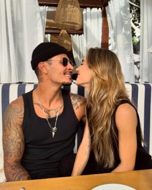 Marcela Fetter Instagram - Eu escolheria um milhão de vezes viver esse sonho com você. Meu amor, prometo estar sempre aqui pra te lembrar que você é humano e falível, prometo lembrar que você precisa de um pouco de descanso e do meu colo, prometo que te amarei com todas minhas forças, com todas minhas qualidades, com todos meus defeitos e com tudo que há em mim, principalmente quando vc não parecer amável, pq sei que é nesse momento que vc mais precisa. E finalmente, prometo ser sua cúmplice, melhor amiga, confidente, amante e a melhor esposa que eu puder ser! 
TE AMOOOO, happy birthday ❤️