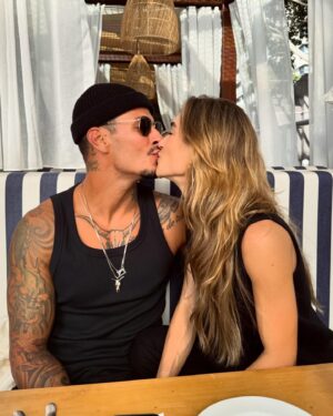 Marcela Fetter Instagram - Eu escolheria um milhão de vezes viver esse sonho com você. Meu amor, prometo estar sempre aqui pra te lembrar que você é humano e falível, prometo lembrar que você precisa de um pouco de descanso e do meu colo, prometo que te amarei com todas minhas forças, com todas minhas qualidades, com todos meus defeitos e com tudo que há em mim, principalmente quando vc não parecer amável, pq sei que é nesse momento que vc mais precisa. E finalmente, prometo ser sua cúmplice, melhor amiga, confidente, amante e a melhor esposa que eu puder ser! 
TE AMOOOO, happy birthday ❤️