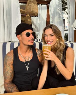 Marcela Fetter Instagram - Eu escolheria um milhão de vezes viver esse sonho com você. Meu amor, prometo estar sempre aqui pra te lembrar que você é humano e falível, prometo lembrar que você precisa de um pouco de descanso e do meu colo, prometo que te amarei com todas minhas forças, com todas minhas qualidades, com todos meus defeitos e com tudo que há em mim, principalmente quando vc não parecer amável, pq sei que é nesse momento que vc mais precisa. E finalmente, prometo ser sua cúmplice, melhor amiga, confidente, amante e a melhor esposa que eu puder ser! 
TE AMOOOO, happy birthday ❤️
