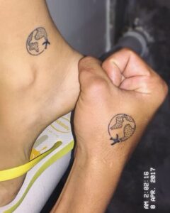 Marcela Fetter Instagram - Escolher com quem vamos compartilhar a vida talvez seja o mais proximo que chegamos de controlar nosso destino e você foi minha melhor escolha meu amor. No nosso primeiro encontro, planejamos o próximo ano inteiro (e sim, fizemos tudo que combinamos, ou quase tudo, faltou Itália nos checks da lista) mas não podíamos imaginar o que viria pelos próximos 8 anos, todas as surpresas que a vida nos guardava. Foram muitos momentos inesquecíveis, onde colecionamos historias pra contar pros nossos filhos e netos, evoluímos individualmente e como casal, nos conhecemos a fundo, criamos uma intimidade inabalável e construímos um amor à base de confiança, transparência e parceria. Se existe um fio que liga as pessoas destinadas a se encontrarem, não tenho dúvidas que foi ele que nos conectou. Hoje não é nosso aniversário de namoro, de casamento ou algum dia especial para textões e declarações, na verdade eu ia fazer um post falando da nossa aliança de casamento, mas me peguei pensando em como temos sorte de viver esse amor em terra, comecei a escrever e nunca mais parei. Viajar o mundo sempre foi um desejo nosso, não é a toa que fizemos a tatuagem (da última foto do álbum) no nosso primeiro ano de namoro, mas admito que morar do outro lado do mundo foi mais uma das surpresas da vida, e pra iniciar esse novo ciclo, casamos! Celebramos nosso amor com as pessoas que mais amamos, em um dos lugares que mais nos sentimos em casa e nosso mapa mundi ganhou um upgrade, pra quem sempre pergunta o significado do desenho da nossa aliança, é esse! Ele da Bahia, eu do Sul e nosso desejo de desbravar o mundo juntos! Nossa aliança de casamento foi desenhada pela minha amiga amada e mega talentosa @hannahmartinjoias que comprou a ideia e desenvolveu com o maior amor do mundo, como todas as jóias que ela faz! Cada um ficou com uma parte do mapa e elas se encaixam, não poderia ser mais a nossa cara e com tanto significado! ❤️