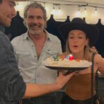 Marcela Mar Instagram - Ahora una de vaqueros. 16 de marzo de 1979, suman 45 años. Un gran número que no podía dejar de celebrar, me sentí rodeada de amor y de las bendiciones más hermosas que nunca pude imaginar. En este paso de mi existir, he vivido en Bogotá, Ciudad de México, Los Angeles, Miami y ahora Medellín. Me enamoré de un paisita, luego de esta ciudad y región maravillosa que cada día me inspira, para detenerme y contemplar la exuberancia de sus paisajes y aves, la calidez de la gente, lo que se está haciendo y está por hacerse. Personas que han hecho que sienta arraigo, que a diario me hacen sentir que pertenezco a este lugar. Gracias familia y amigos míos, por fin encontré mi lugar. He llegado a casa. Pasé feliz en esta mega celebración vaquera amor mío, jamás podemos abandonarnos a un vida estéril sin creatividad. Gracias por seguirme la cuerda en todo, eres fuera de este mundo ❤️ @thechefisback Y gracias instaamigos por todos sus mensajes y buenos deseos ❤️🥰