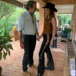 Marcela Mar Instagram - Ahora una de vaqueros. 16 de marzo de 1979, suman 45 años. Un gran número que no podía dejar de celebrar, me sentí rodeada de amor y de las bendiciones más hermosas que nunca pude imaginar. En este paso de mi existir, he vivido en Bogotá, Ciudad de México, Los Angeles, Miami y ahora Medellín. Me enamoré de un paisita, luego de esta ciudad y región maravillosa que cada día me inspira, para detenerme y contemplar la exuberancia de sus paisajes y aves, la calidez de la gente, lo que se está haciendo y está por hacerse. Personas que han hecho que sienta arraigo, que a diario me hacen sentir que pertenezco a este lugar. Gracias familia y amigos míos, por fin encontré mi lugar. He llegado a casa. Pasé feliz en esta mega celebración vaquera amor mío, jamás podemos abandonarnos a un vida estéril sin creatividad. Gracias por seguirme la cuerda en todo, eres fuera de este mundo ❤️ @thechefisback Y gracias instaamigos por todos sus mensajes y buenos deseos ❤️🥰