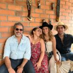Marcela Mar Instagram - Ahora una de vaqueros. 16 de marzo de 1979, suman 45 años. Un gran número que no podía dejar de celebrar, me sentí rodeada de amor y de las bendiciones más hermosas que nunca pude imaginar. En este paso de mi existir, he vivido en Bogotá, Ciudad de México, Los Angeles, Miami y ahora Medellín. Me enamoré de un paisita, luego de esta ciudad y región maravillosa que cada día me inspira, para detenerme y contemplar la exuberancia de sus paisajes y aves, la calidez de la gente, lo que se está haciendo y está por hacerse. Personas que han hecho que sienta arraigo, que a diario me hacen sentir que pertenezco a este lugar. Gracias familia y amigos míos, por fin encontré mi lugar. He llegado a casa. Pasé feliz en esta mega celebración vaquera amor mío, jamás podemos abandonarnos a un vida estéril sin creatividad. Gracias por seguirme la cuerda en todo, eres fuera de este mundo ❤️ @thechefisback Y gracias instaamigos por todos sus mensajes y buenos deseos ❤️🥰