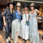 Marcela Mar Instagram - Ahora una de vaqueros. 16 de marzo de 1979, suman 45 años. Un gran número que no podía dejar de celebrar, me sentí rodeada de amor y de las bendiciones más hermosas que nunca pude imaginar. En este paso de mi existir, he vivido en Bogotá, Ciudad de México, Los Angeles, Miami y ahora Medellín. Me enamoré de un paisita, luego de esta ciudad y región maravillosa que cada día me inspira, para detenerme y contemplar la exuberancia de sus paisajes y aves, la calidez de la gente, lo que se está haciendo y está por hacerse. Personas que han hecho que sienta arraigo, que a diario me hacen sentir que pertenezco a este lugar. Gracias familia y amigos míos, por fin encontré mi lugar. He llegado a casa. Pasé feliz en esta mega celebración vaquera amor mío, jamás podemos abandonarnos a un vida estéril sin creatividad. Gracias por seguirme la cuerda en todo, eres fuera de este mundo ❤️ @thechefisback Y gracias instaamigos por todos sus mensajes y buenos deseos ❤️🥰