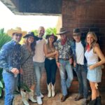 Marcela Mar Instagram - Ahora una de vaqueros. 16 de marzo de 1979, suman 45 años. Un gran número que no podía dejar de celebrar, me sentí rodeada de amor y de las bendiciones más hermosas que nunca pude imaginar. En este paso de mi existir, he vivido en Bogotá, Ciudad de México, Los Angeles, Miami y ahora Medellín. Me enamoré de un paisita, luego de esta ciudad y región maravillosa que cada día me inspira, para detenerme y contemplar la exuberancia de sus paisajes y aves, la calidez de la gente, lo que se está haciendo y está por hacerse. Personas que han hecho que sienta arraigo, que a diario me hacen sentir que pertenezco a este lugar. Gracias familia y amigos míos, por fin encontré mi lugar. He llegado a casa. Pasé feliz en esta mega celebración vaquera amor mío, jamás podemos abandonarnos a un vida estéril sin creatividad. Gracias por seguirme la cuerda en todo, eres fuera de este mundo ❤️ @thechefisback Y gracias instaamigos por todos sus mensajes y buenos deseos ❤️🥰