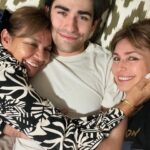 Marcela Mar Instagram – La mamá.
El primer hogar, el primer amor, el primer territorio .

Gracias a mi mami que siendo una niña, decidió libremente traerme al mundo, cuidarme, alimentarme y protegerme. 
Esto que en algún momento pude dar por sentado, hoy lo valoro y agradezco.
Gracias por enseñarme a ser fuerte, independiente, trabajadora. Gracias por creer en mi más de lo que yo misma he podido en muchos momentos, gracias por darme tantas lecciones a través de tu amor incondicional y desapegado.
Cada día te valoro y te respeto más.

No puedo dejar de hacer una apreciación en este post a mis abuelas , a mi hijo biológico y a los que me dió la vida.
Hoy celebramos el linaje, la raíz 🌳 y el cuidado.

Disfruto mucho esta etapa donde todos estamos grandes y somos independientes, donde a través de poder SER puedo dar ejemplo para sus vidas. Los amo manada 🐾🐾💜