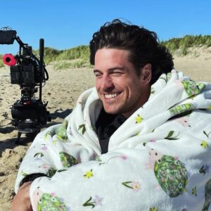 Marco Pigossi Instagram - Um ator no set na praia com seu cobertor de bichinhos é o verdadeiro glamour do cinema 🤪🎬

While waiting between takes for High Tide.