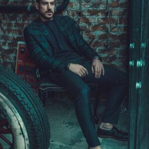 Marco Pigossi Instagram - #tbt com 🍪 para a capa da @carbonoeditora em 2017.

📸 @jdequeker