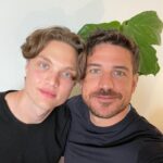 Marco Pigossi Instagram - E para comemorar o fim da greve vai ter DUMP de GEN V!!! Começando com esse elenco maravilhoso e talentoso e divertido!!