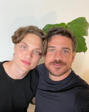 Marco Pigossi Instagram - E para comemorar o fim da greve vai ter DUMP de GEN V!!!
Começando com esse elenco maravilhoso e talentoso e divertido!!