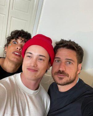 Marco Pigossi Instagram - E para comemorar o fim da greve vai ter DUMP de GEN V!!!
Começando com esse elenco maravilhoso e talentoso e divertido!!
