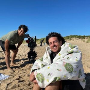 Marco Pigossi Instagram - Hoje é dia do ator! Esse ofício tão louco e tão mágico que me alimenta e me cura todos os dias ao mesmo tempo 🎭
