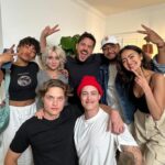 Marco Pigossi Instagram - E para comemorar o fim da greve vai ter DUMP de GEN V!!! Começando com esse elenco maravilhoso e talentoso e divertido!!